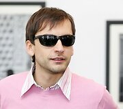 Alanas tapo saulės akinių modeliu.