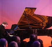 Pianistas Petras Geniu&scaron;as susirinkusiems paskambino pianinu.