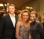 &Scaron;okėja Edita Daniūtė (viduryje) su vyru Mindaugu Vasiliausku ir TV laidų vedėja Rūta Mikelkevičiūtė