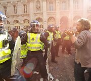 Policininkų ir protestuotojo susidūrimas