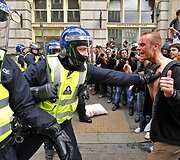 Policija ramina protestuotojus.