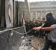 Protestuotojai niokoja vieno i&scaron; bankų turtą.
