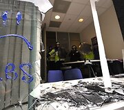 Protestuotojai nusiaubė banko pastatą.