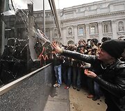 Protestuotojai į banko pastatą mėtė įvairius daiktus.