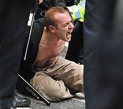 Protestuotoją tramdo policija.