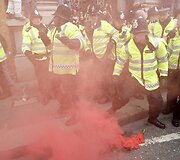 Protestuotojus tramdo minia pareigūnų.