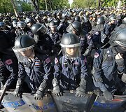 Tailando gatvėse pilna policininkų, kurie mal&scaron;ina įsisiautėjusius protestuotojus.