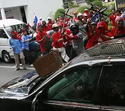 Protestuotojai talžo pravažiuojantį Vyriausybės automobilį.