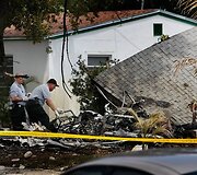 Nedidelis lėktuvas vos pakilęs i&scaron; oro uosto Floridoje nukrito ir rėžėsi į namą.