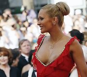 Realybės &scaron;ou dalyvavusi Tatiana Laurens apnuogino savo krūtinę.