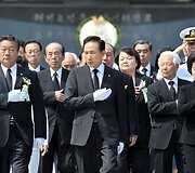 Nacionalinėse kapinėse Seule pagerbiamas žuvusių karių atminimas. Viduryje &ndash; Pietų Korėjos prezidentas Lee Myung-Bak