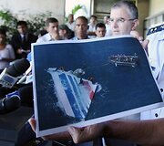 Brazilijos kari&scaron;kių spaudos konferencijoje demonstruojamos nuotraukos i&scaron; nelaimės vietos.