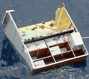 Po &bdquo;Air France&ldquo; lėktuvo katastrofos praėjo jau dvi savaitės, i&scaron; vandenyno teberenkamos sudužusio lainerio dalys.
