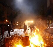 Hamburge demonstrantai užtvėrė miesto gatves barikadomis ir padegė kelis automobilius.