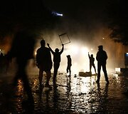 Hamburge demonstrantai užtvėrė miesto gatves barikadomis ir padegė kelis automobilius.