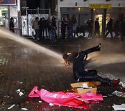 Hamburge demonstrantai užtvėrė miesto gatves barikadomis ir padegė kelis automobilius.