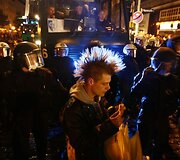Hamburge demonstrantai užtvėrė miesto gatves barikadomis ir padegė kelis automobilius.