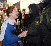 Hamburge demonstrantai užtvėrė miesto gatves barikadomis ir padegė kelis automobilius.