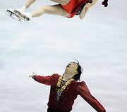 Kinų poros pasirodymas per dailiojo čiuožimo Grand Prix finalą Tokijo mieste Japonijoje. &Scaron;i pora i&scaron;kovojo sidabro medalį.