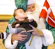 I&scaron; Danijos į Tokijų atvykęs Kalėdų Senelis dėvi žalią kostiumą, nes jis yra ekologijos geros valios ambasadorius.