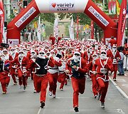 Sidnėjuje (Australija) į bėgimo varžybas susirinko net 3 tūkst. Kalėdų senelių. 