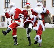 Linksmai nusiteikę Kalėdų seneliai Vokietijoje. Čia jie taip pat dalyvavo kasmetiniame čempionate.
