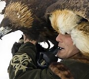 Vienas i&scaron; varžybų dalyvių. Dauguma Kazachstano gyventojų medžioklę su ereliais iki &scaron;iol laiko savo tautos  praeities simboliu.