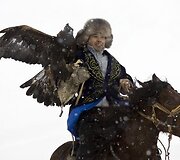 Vienas i&scaron; varžybų dalyvių su savo ereliu