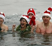 Berlyno &bdquo;ruoniai&ldquo; penktadienį rinkosi tradicinėms kalėdinėms maudynėms.