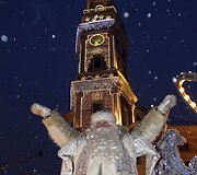 Senis &Scaron;altis sveikina į &scaron;ventinį paradą susirinkusius žmones.