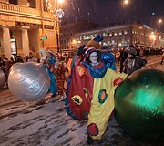 &Scaron;ventinio parado dalyviai žygiuoja Nevskio prospektu.