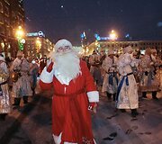 &Scaron;ventinio parado dalyviai žygiuoja Nevskio prospektu.