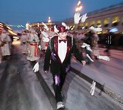 &Scaron;ventinio parado dalyviai žygiuoja Nevskio prospektu.