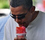 JAV prezidentas B.Obama mėgaujasi &scaron;iluma ir ledais Havajuose.