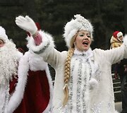 Senis &Scaron;altis ir snieguolė dainuoja naujametiniame parade. 