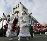 Įkandin Seniui &Scaron;alčiui ir snieguolei traukia ir kiti parado dalyviai.