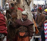 Vyri&scaron;kis, persirengęs karaliumi Baltazaru, sveikina susirinkusiuosius į Trijų karalių procesiją.