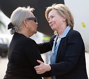 JAV valstybės sekretorė Hillary Clinton atvyko į žemės drebėjimo nuniokotą Haitį. Ją pasitinka Haičio užsienio reikalų ministrė Marie-Mischele Rey. 