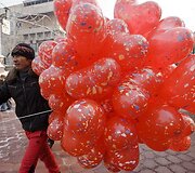 Gatvės prekeivis su &scaron;ventiniais balionais