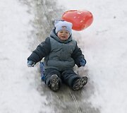 Vaikai per Valentino dieną džiaugiasi žiemi&scaron;komis pramogomis.