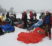 Ant Galvės ežero ledo prasidėjo tarptautinės parasparnių varžybos.