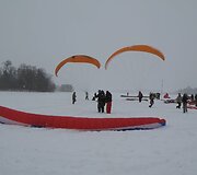 Ant Galvės ežero ledo prasidėjo tarptautinės parasparnių varžybos.