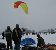 Ant Galvės ežero ledo prasidėjo tarptautinės parasparnių varžybos.