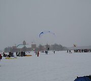 Ant Galvės ežero ledo prasidėjo tarptautinės parasparnių varžybos.