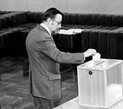 Auk&scaron;čiausiosios Tarybos pirmininko rinkimai; slapto balsavimo metu AT pirmųjų rūmų fojė prie urnos deputatas V.Landsbergis 1990 kovo 11-oji