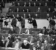 LR Auk&scaron;čiausiosios Tarybos-Atkuriamojo Seimo deputatai plenarinių posėdžių salėje posėdžio metu