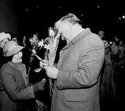 LR Auk&scaron;čiausiosios Tarybos-Atkuriamojo Seimo deputatas, Kovo 11-osios Akto signataras Algirdas Mykolas Brazauskas prie LR Auk&scaron;čiausiosios Tarybos rūmų. Vilnius, 1990 m. kovo 11 d.