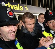 Su &bdquo;AC Milan&ldquo; komanda į Mančesterį atvykęs Davidas Beckhamas oro uoste buvo sutiktas minios gerbėjų. 