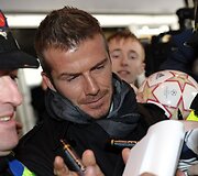 Su &bdquo;AC Milan&ldquo; komanda į Mančesterį atvykęs Davidas Beckhamas oro uoste buvo sutiktas minios gerbėjų. 