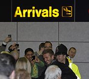 Su &bdquo;AC Milan&ldquo; komanda į Mančesterį atvykęs Davidas Beckhamas oro uoste buvo sutiktas minios gerbėjų. 